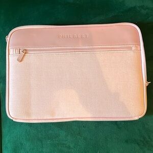 Apple laptop sun shielding case. Not an apple product, but holds Apple product.